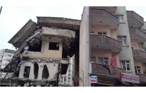 Siirt te yıkımı yapılan bina bitişikteki binanın üzerine devrildi!