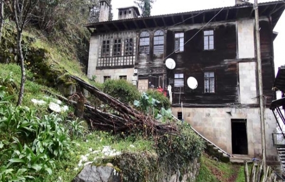 Çamlıhemşin de paylaşılamayan konağın önüne kurduğu çadırda yaşıyor!