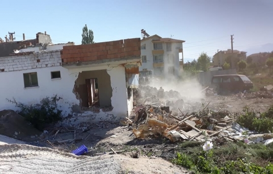 Isparta'da yol ortasında kalan ev yıkıldı!