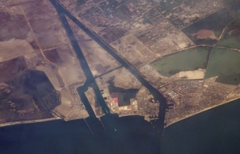 Mısır'ın Yeni Süveyş Kanalı çöktü: 250 işçi kayıp!