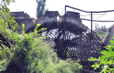 Aydın'daki tarihi köprü yıkıldı!