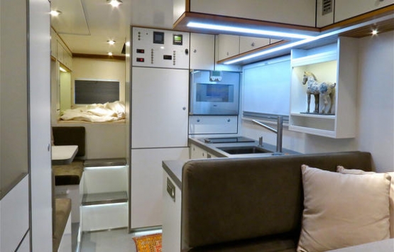 Zırhlı kamyonu lüks eve çevirdiler!