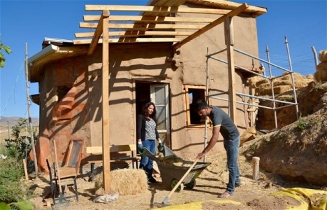 Kırşehirli çift samandan ev yaptı!