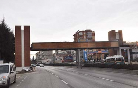 Karşıyaka'daki yaya üst geçidinin inşaatı devam ediyor!