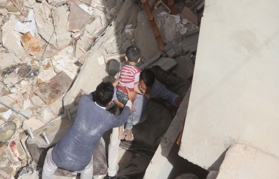 Pakistan da 5 katlı bina çöktü!