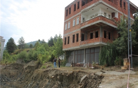 Türkeli Emniyet Müdürlüğü Binası inşaatında toprak kayması!