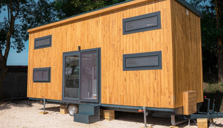 Alaçatı daki arazisine inşaat firmalarından teklif yağmıştı: Şarkıcı Berkay Tiny House işine mi giriyor? 