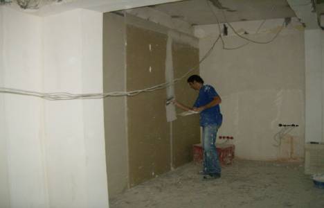 Kayseri'de köy öğretmenleri boya ve tamir işlerini kendileri yaptılar!