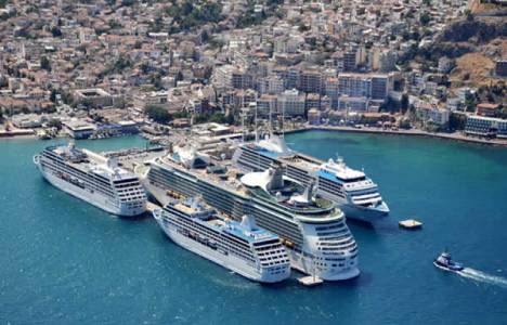 Çeşme'ye 1 günde 3 gemi ile 2 bin 400 turist geldi!