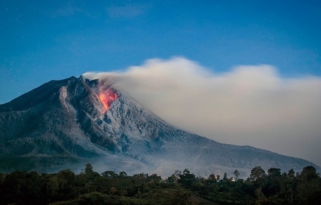 Sinabung Yanardağı'nda patlama meydana geldi!