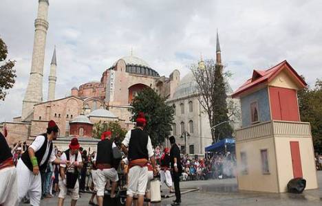 İtfaiyeciler Sultanahmet Meydanı’nda gösteri yaptı!