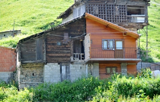 Rizeli kardeşler babalarının evini motorlu testereyle ikiye böldü!