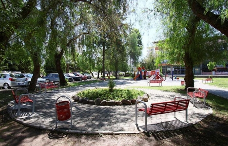 Bayraklı'daki parklar yenileniyor!