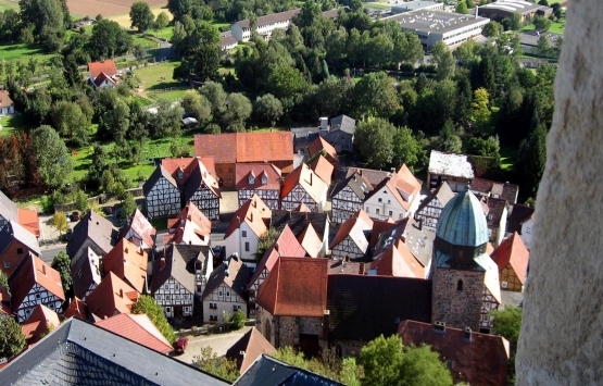 Sahip olduğu evi komşularına bağışladı!