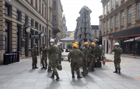 Hırvatistan daki depremde Zagreb Katedrali nin güney kulesi büyük hasar gördü!