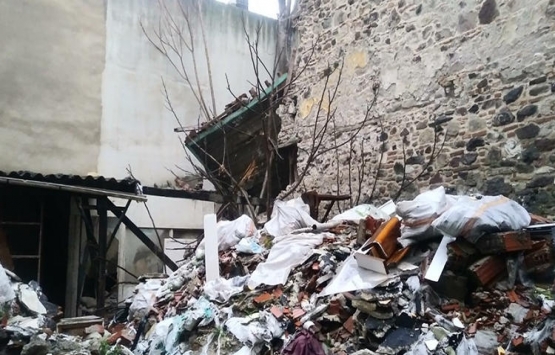 İzmir'de tarihi bina çöktü!