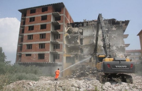 Gölcük'teki deprem öncesi binalar yıkılmalı!