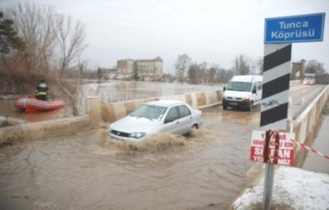 Edirne'de sağnak yağış nedeniyle ev ve işyerleri su altında kaldı!