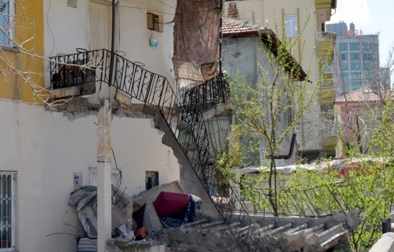 Aksaray'da bir binanın balkonu çöktü!
