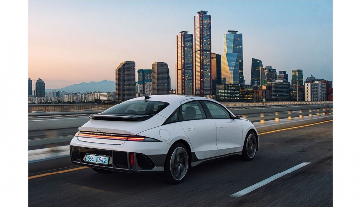 Hyundai IONIQ 6 tek şarj ile 614 kilometre yol giderek zirveye oynuyor!