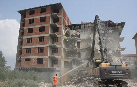 Gölcük'te ömrünü doldurmuş binalar yıkılıyor!