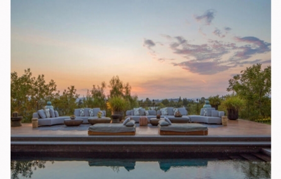 John Legend ve Chrissy Teigen Beverly Hills teki evlerini 24 milyon dolara satıyor!