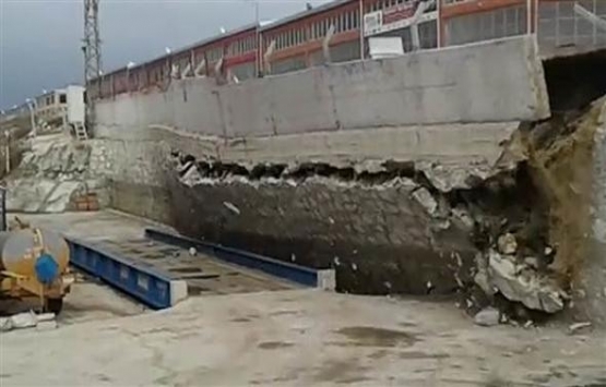 Çorum da küçük sanayi sitesinin istinat duvarı çöktü!