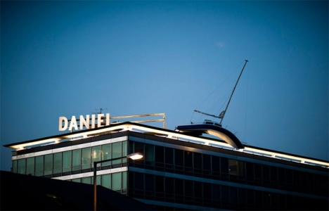 Avusturya'da bir otelin tepesine cam duvarlı oda yerleştirildi!