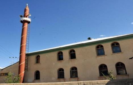 Feke-Kozan karayolundaki cami, 12 metrelik teneke minaresiyle dikkat çekiyor!