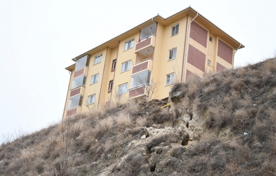 Çorum da toprak kayması nedeniyle binalar tahliye edildi!
