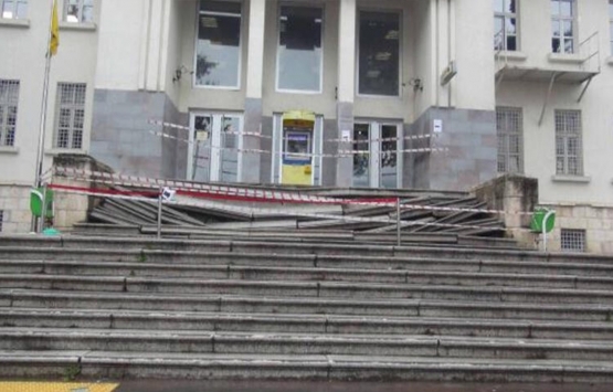 Hatay'daki 90 yıllık binanın merdivenleri çöktü!