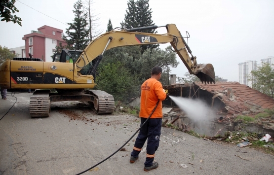 Kartal Belediyesi, metruk binaların yıkımına devam ediyor!