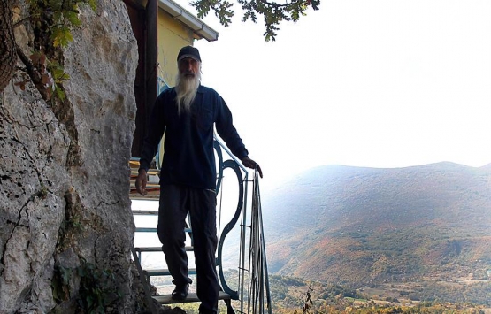 Miroslav Pavlovic kayalığa inşa ettiği evde doğayla iç içe yaşıyor!