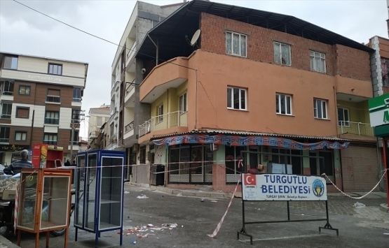 Manisa'da yıkılma tehlikesi bulunan bina boşaltıldı!