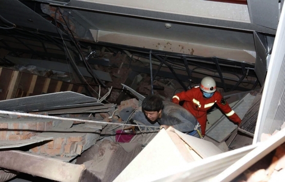 Çin de koronavirüslü hastaların bulunduğu otel çöktü!