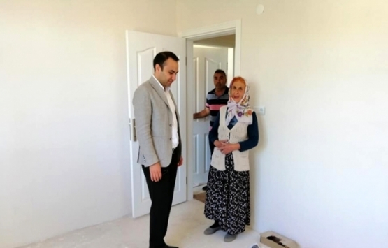 Sivaslı yaşlı çifte imece usulüyle ev yapıldı!