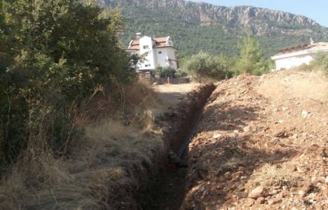 Ölüdeniz’de iki caddeye içme suyu şebeke hattı döşendi!