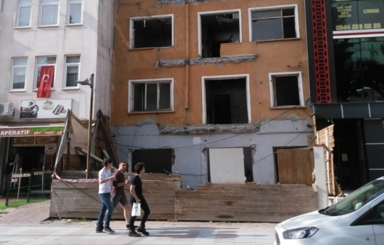 İzmit Kadıköy'deki harabe yapı yıkıldı!