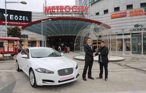 Metrocity 10. Yıl Özel Çekilişi talihlisi Jaguar’ını teslim aldı!
