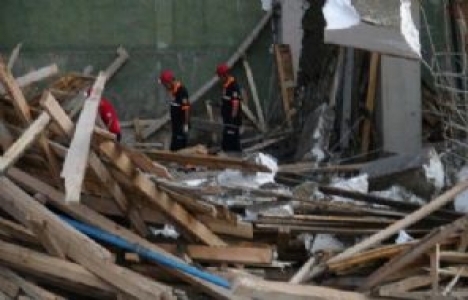 Uşak'ta tarihi bina çöktü: 1 işçi öldü!