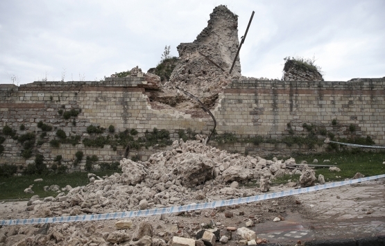 Topkapı daki tarihi surlar çöktü!