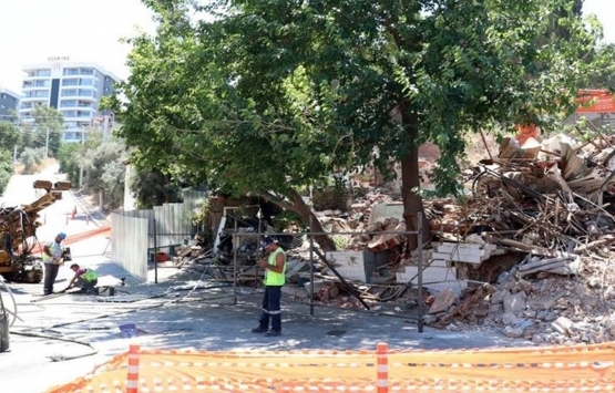 İzmir Narlıdere de depremden hasar gören bina için acil tahliye kararı!