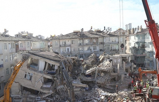 Malatya'da ağır hasar alan binadaki daireler boşaltılıyor!