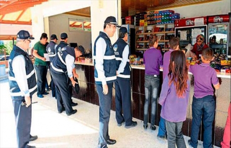 Antalya Kumluca'da ruhsatsız kantinler mühürlendi!