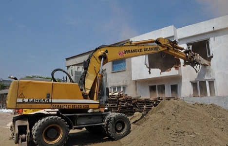 İnegöl'de riskli binalar yıkıldı!