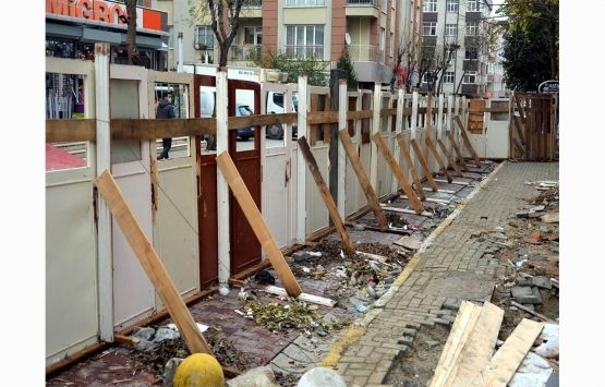 Avcılar’da yıkımına başlanan binalara kapılı bariyer engeli!