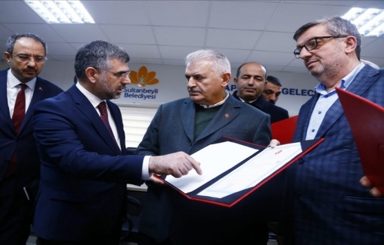 Binali Yıldırım, Sultanbeyli'de tapu dağıttı!