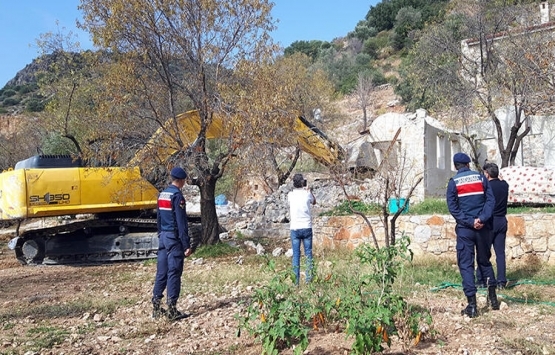 Datça'da kaçak yapıların yıkımına başlandı!