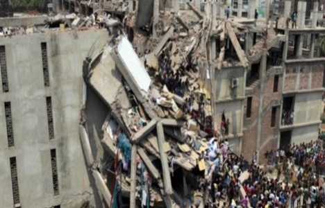 Bangladeş'te inşaat halindeki çimento fabrikasının çatısı çöktü!