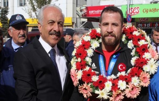 Çorumlu güreşçi Fatih Erdin'e arsa hediyesi!